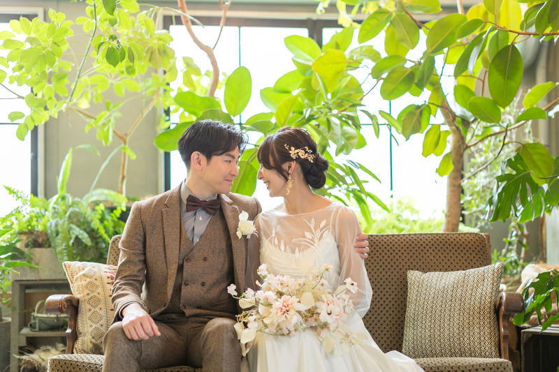 ソファに腰掛け見つめ合い