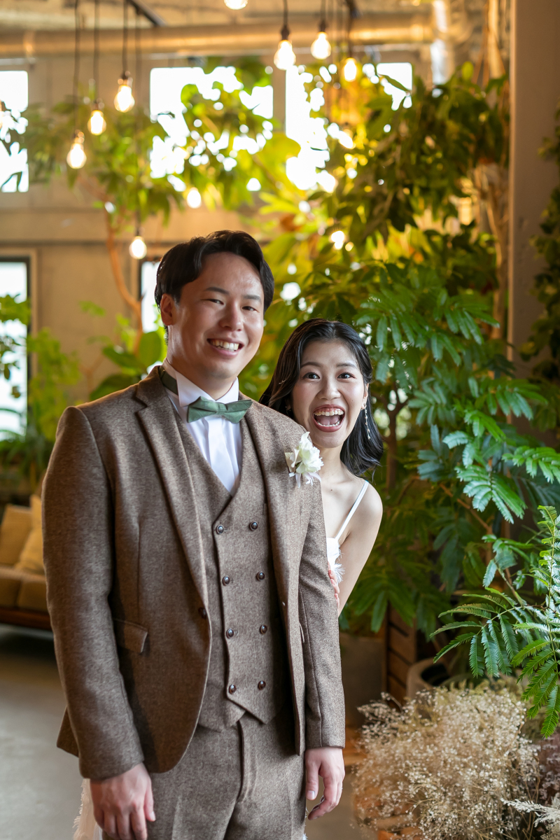 ご新郎様の後ろからひょっこり