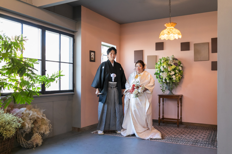 窓際の光に照らされて