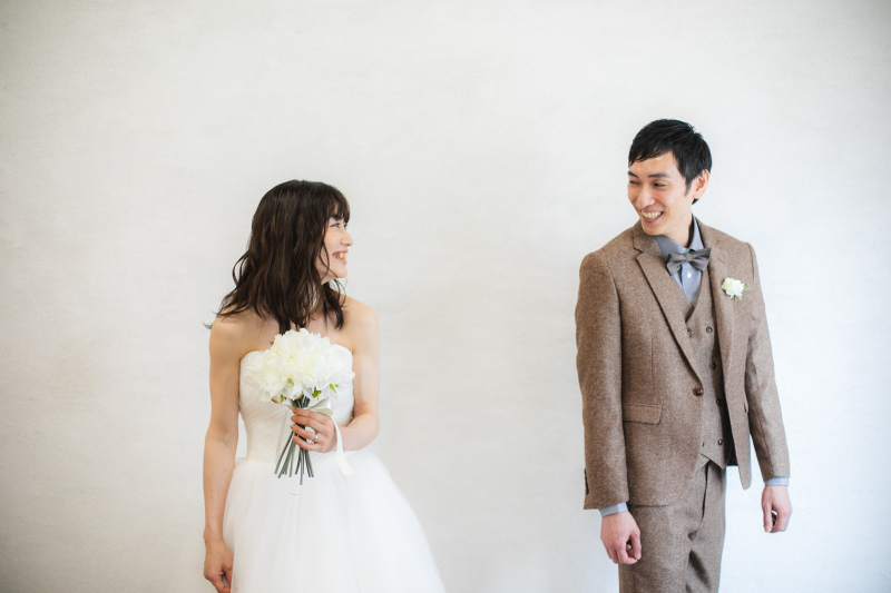 シンプルな白壁の前で