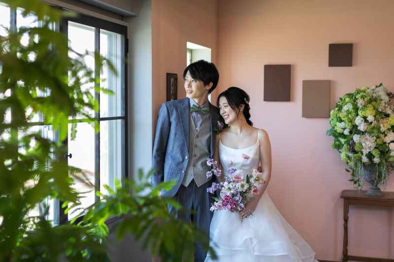 二人で窓の外を眺めて