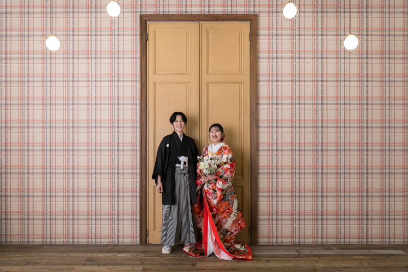 大きな扉の前でとびっきりのスマイル