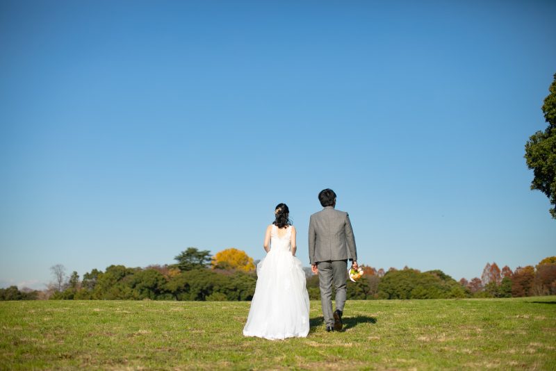 雲一つない青空の下で。