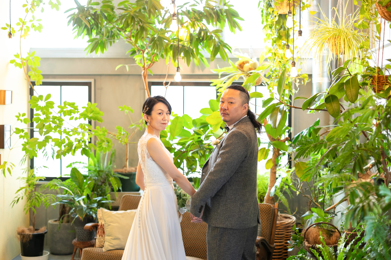 手を繋いで振り向きショット