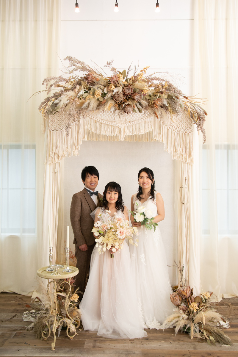 ママと同じようにドレス姿で