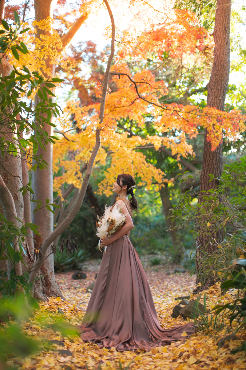 鮮やかな落ち葉に囲まれるご新婦様