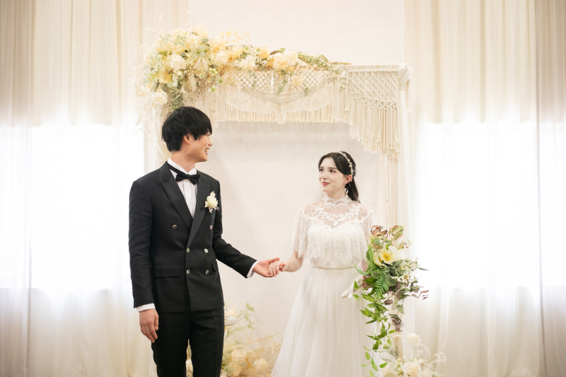 ご新郎様に手を引かれ