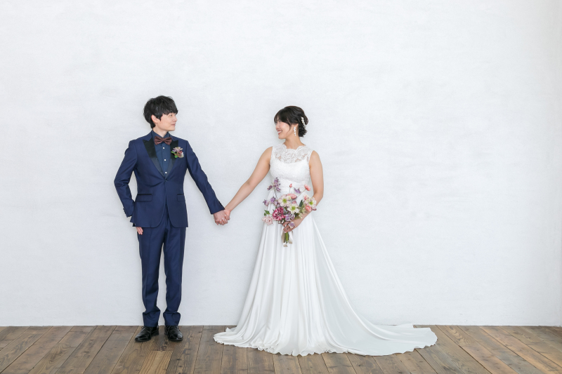 シンプルな背景で手を繋いで