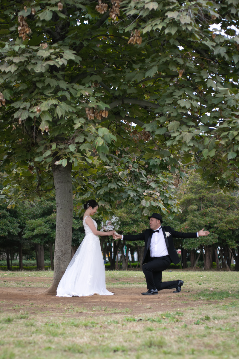 木の下でお花をお渡し