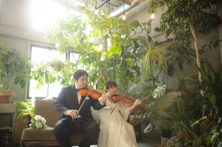  緑に囲まれた自然光の降り注ぐスタジオでの演奏会