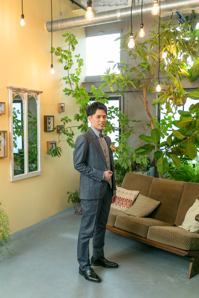 緑に囲まれて新郎様も決めポーズ。