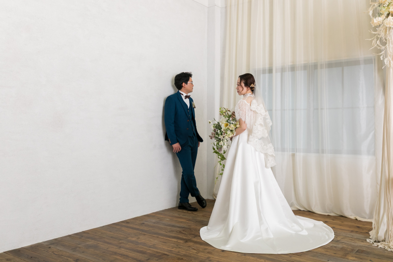 互いに視線をずらして