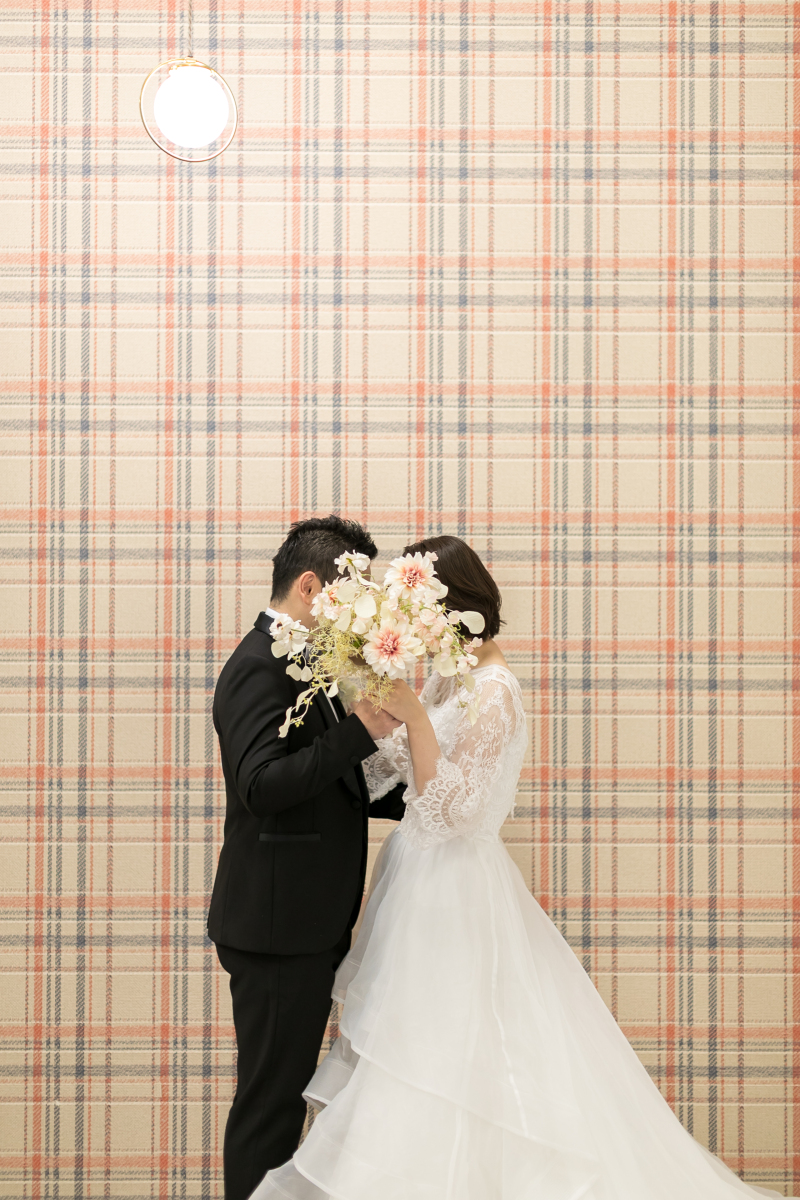 ブーケでお顔を隠して