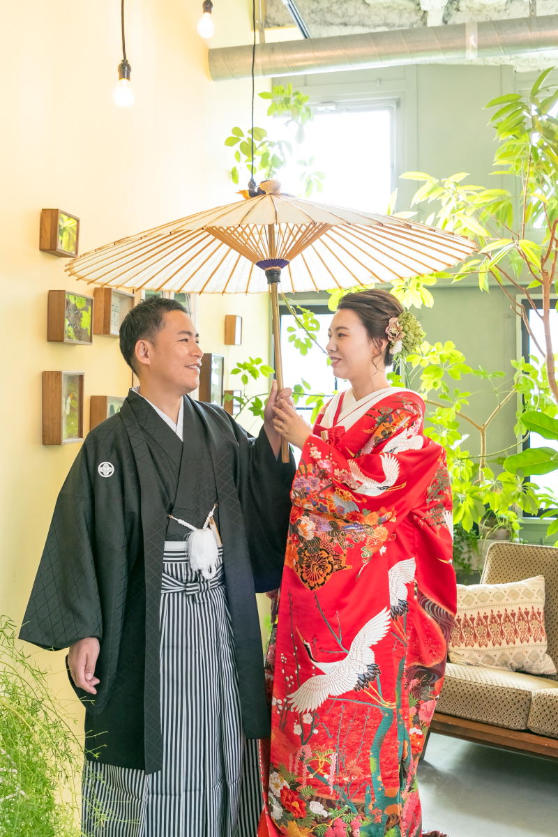 光差し込む中お二人で和傘を持って