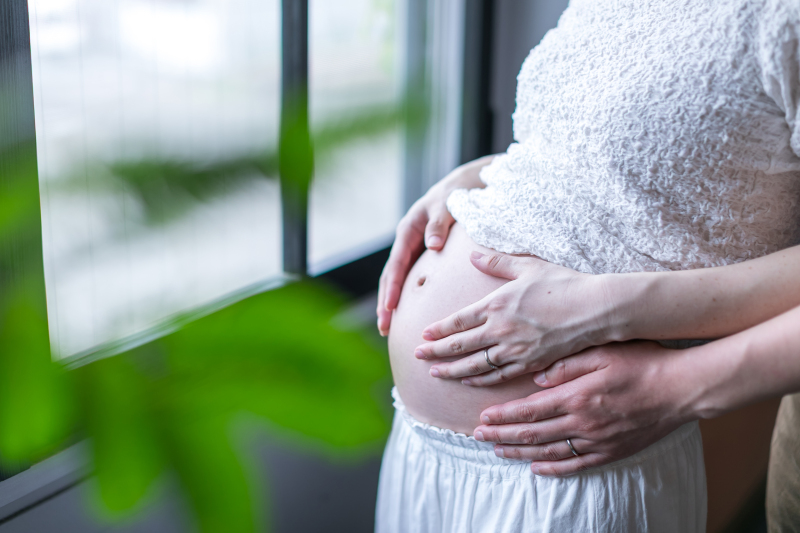 二人で手を添えて