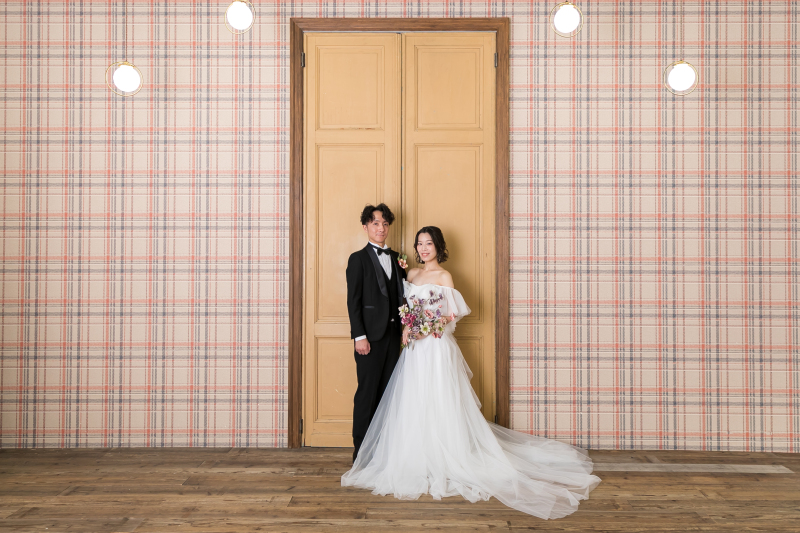 大きな扉の前でのシンプルショット