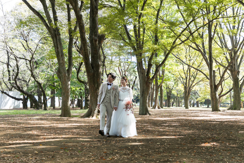 自然の中を手を繋いで