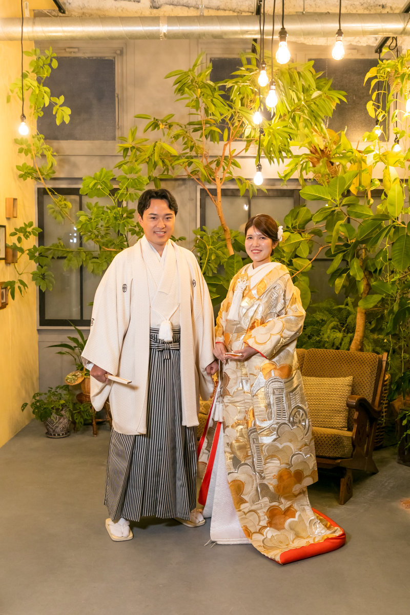 夜のグリーンをバックに