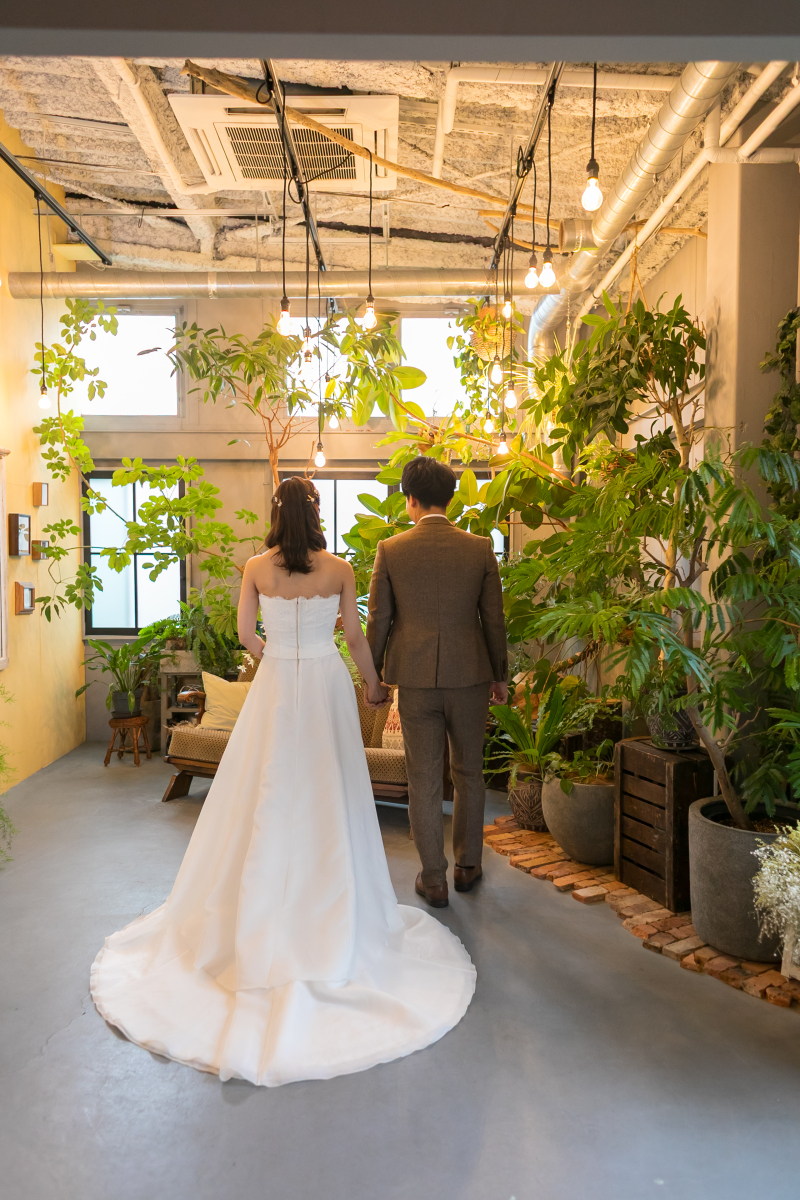 二人で手を繋いで