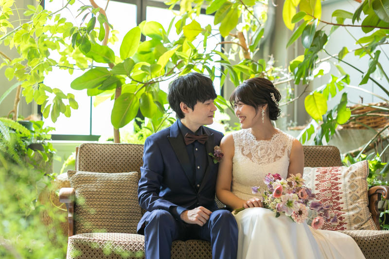 ソファに座って見つめ合いショット