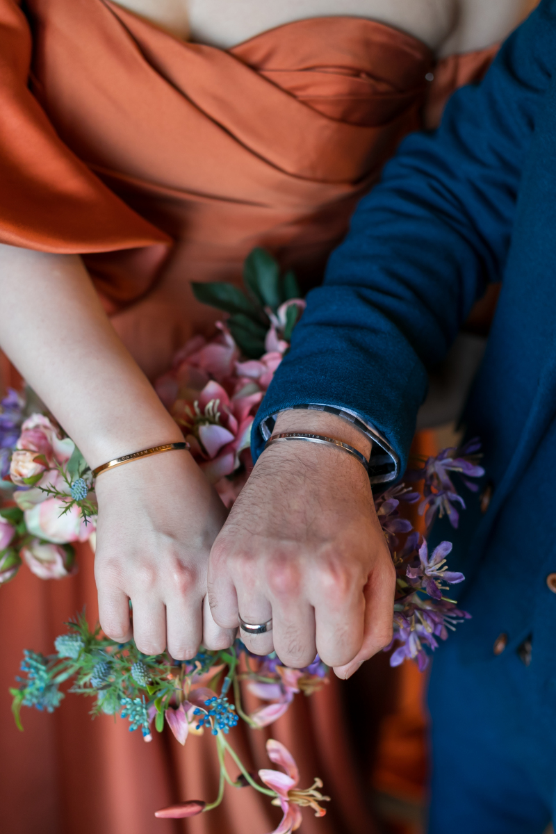 お揃いのブレスレット共に