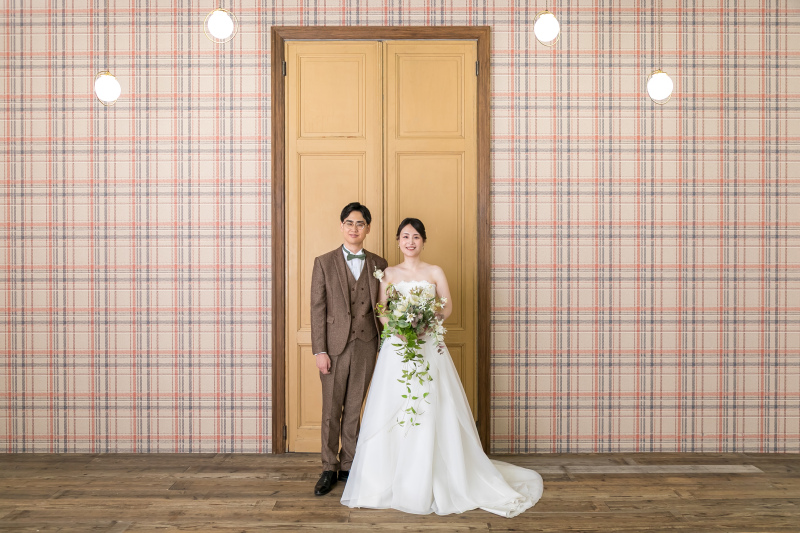 大きな扉の前で