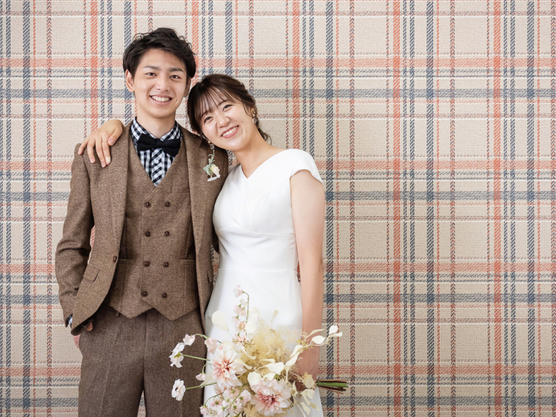 甘すぎないチェックの壁の前で