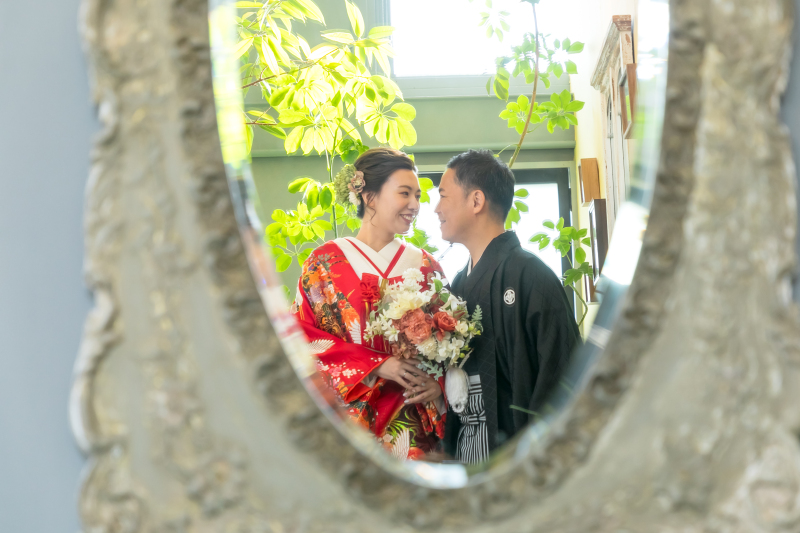 鏡の中で素敵な自然な表情