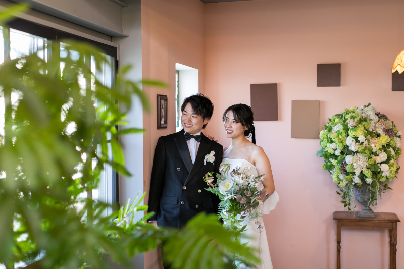 二人で窓の外を見つめて