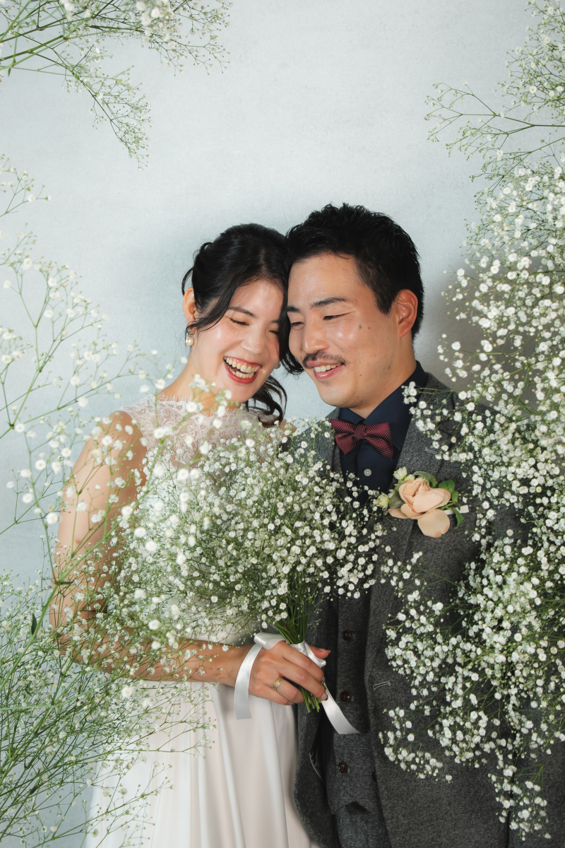 白壁に映えるおふたりの笑顔