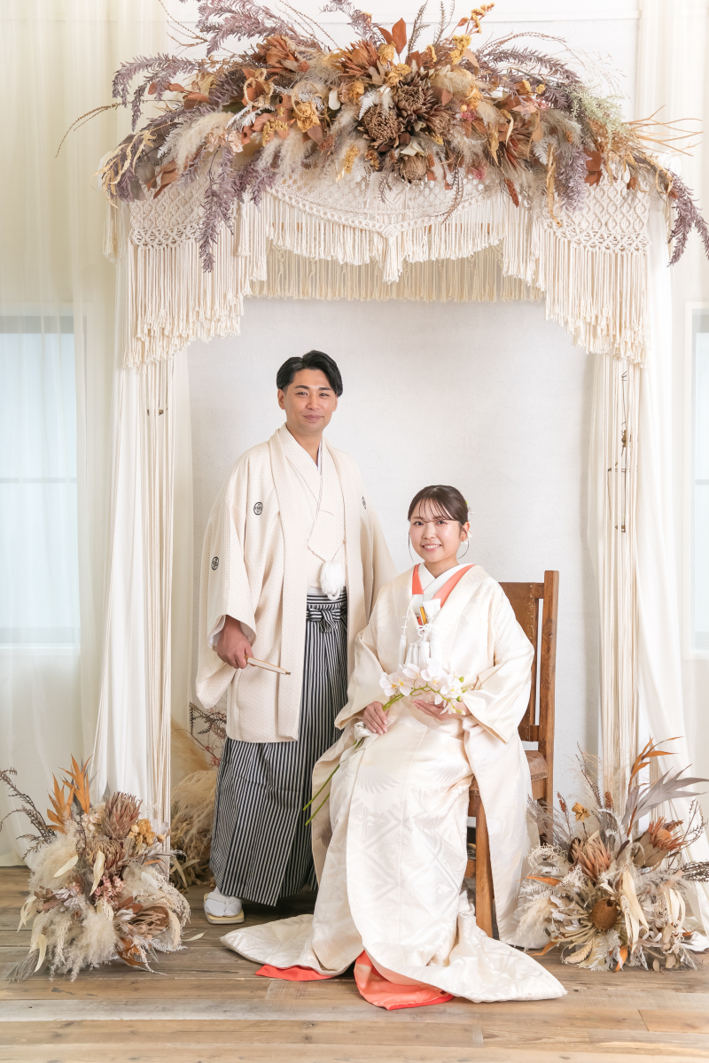 背景を変えて椅子に座って