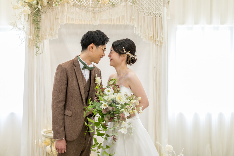 おでこを近づけて