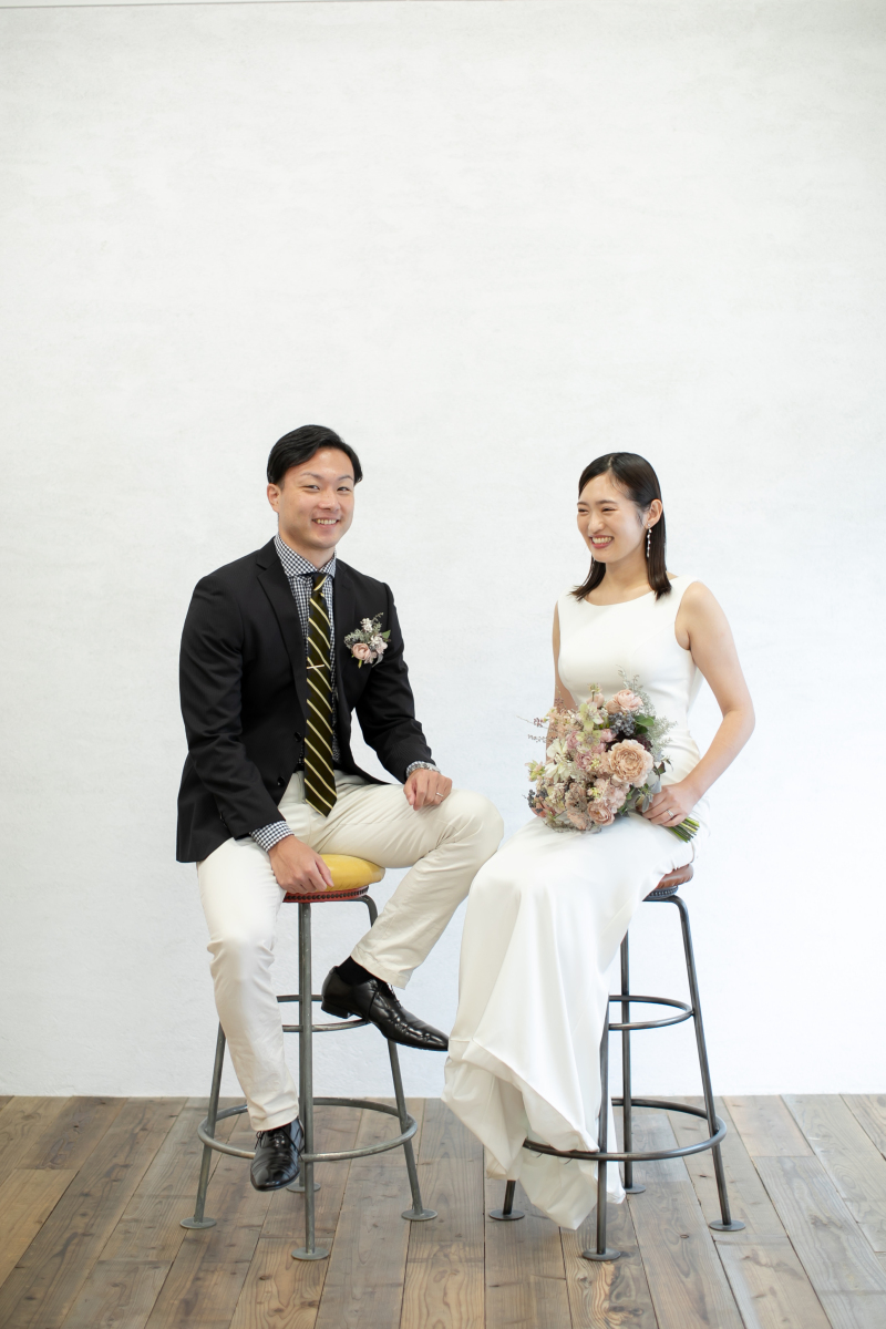 椅子に座って。