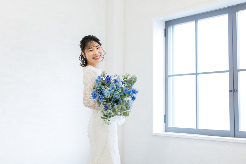 窓辺の光が差し込む中