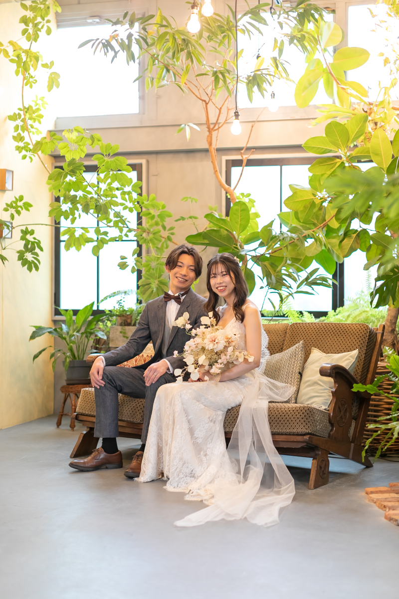 ソファに座って