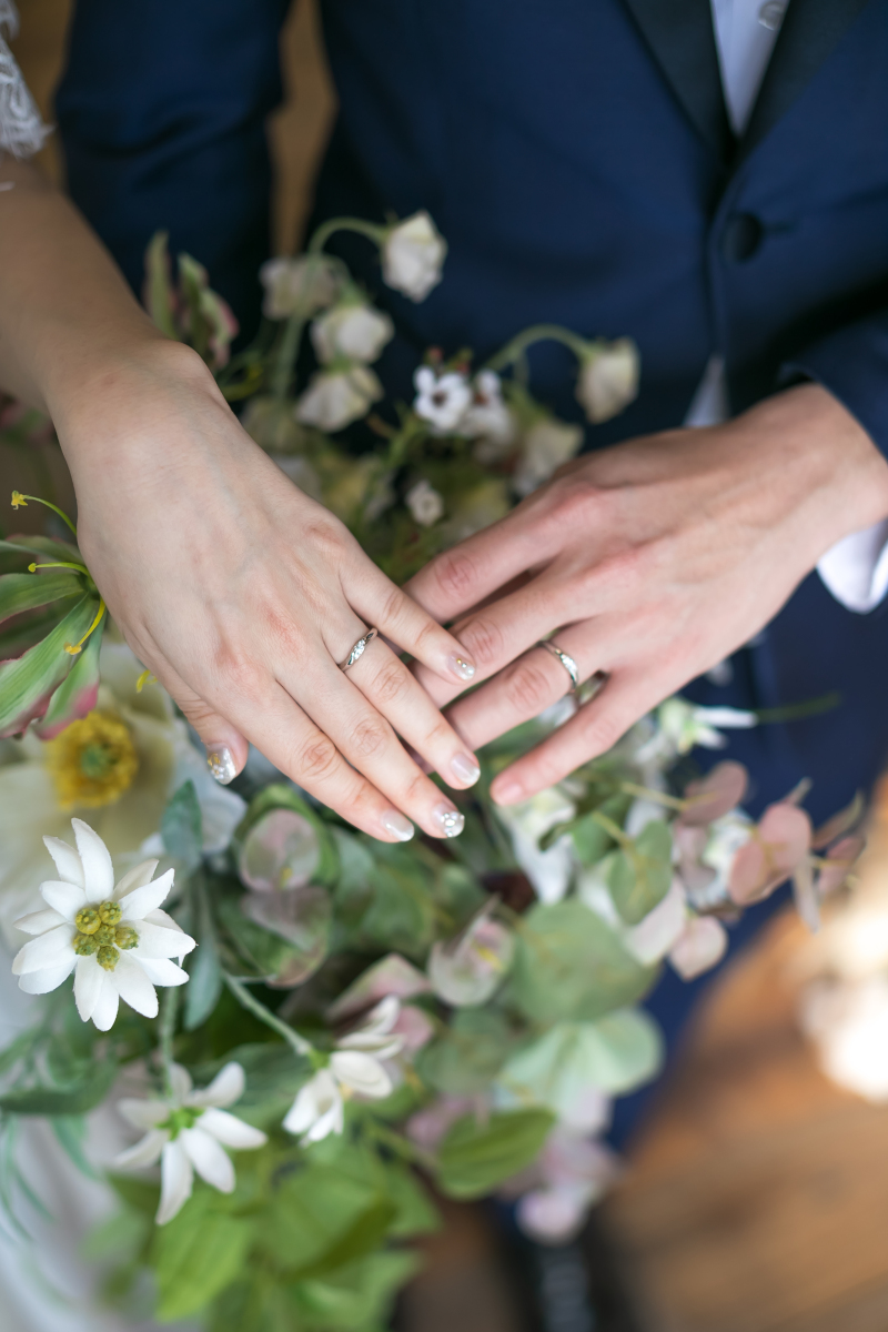 窓から差し込む光に照らされて。