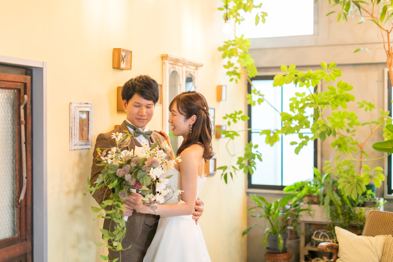 お花を見つめるご新郎様