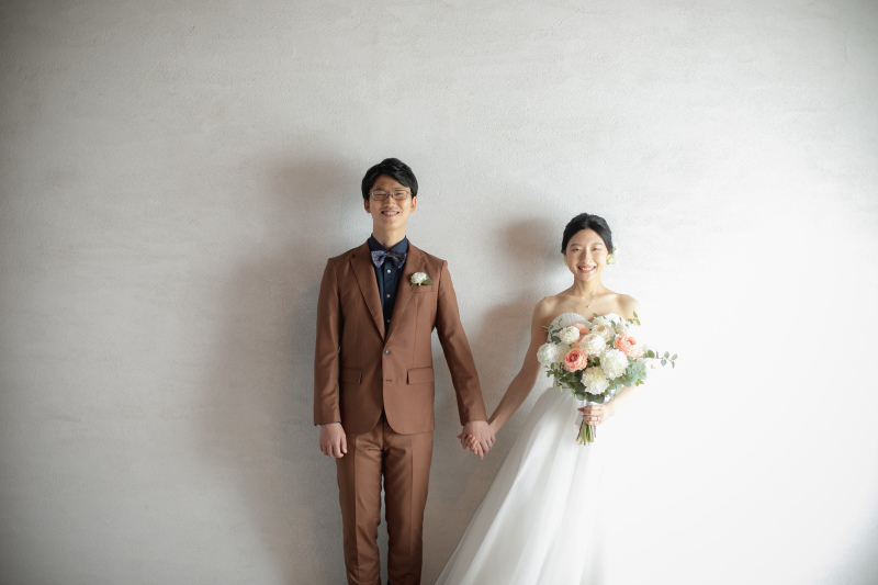 光が差し込む白壁