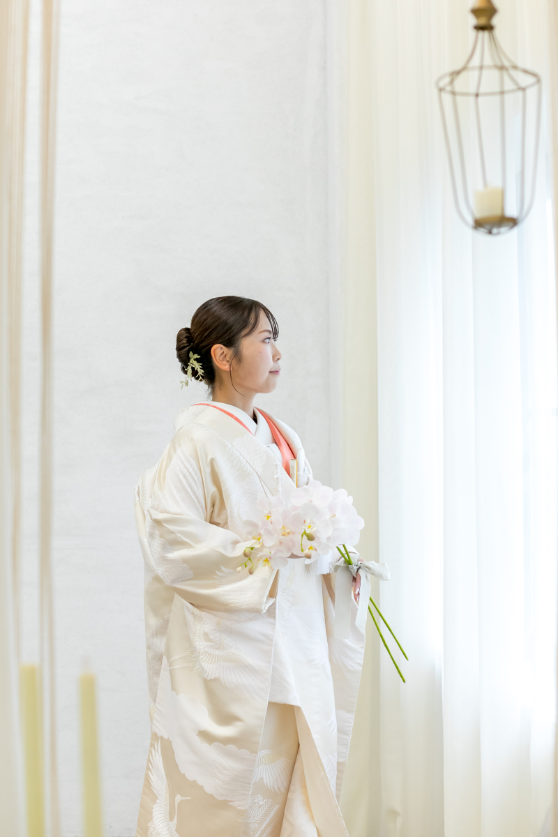 窓の外を見つめて