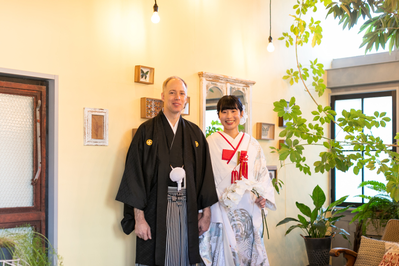 自然と手を繋ぐお二人