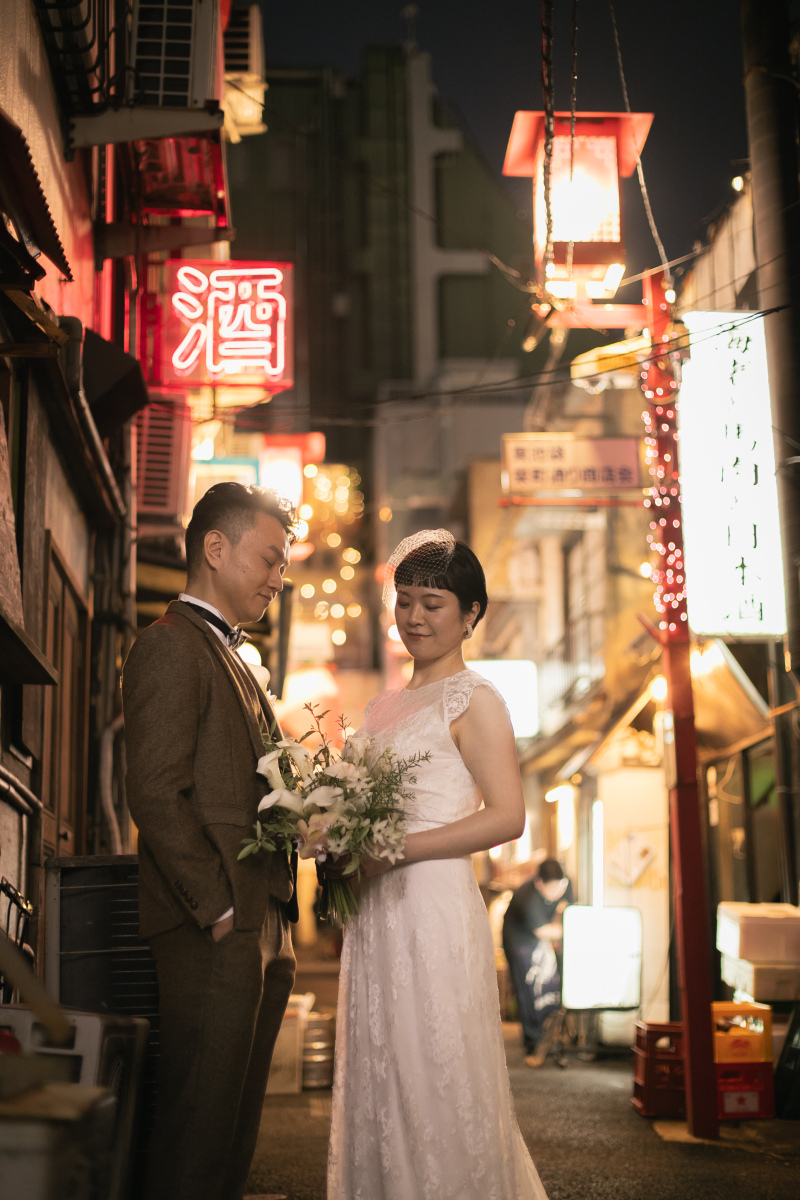 ネオン煌く通りの中で