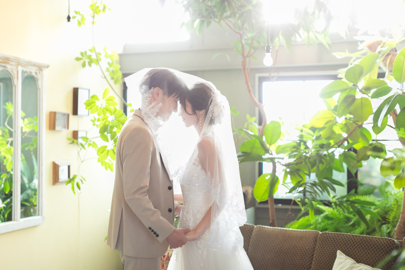 二人でベールと光に包まれて