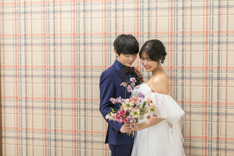 二人でお花を見つめて