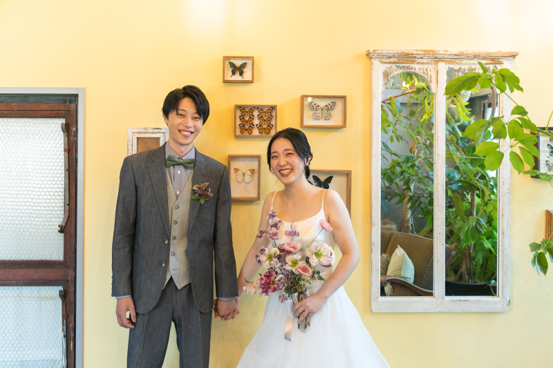 二人で楽しく手を繋いで