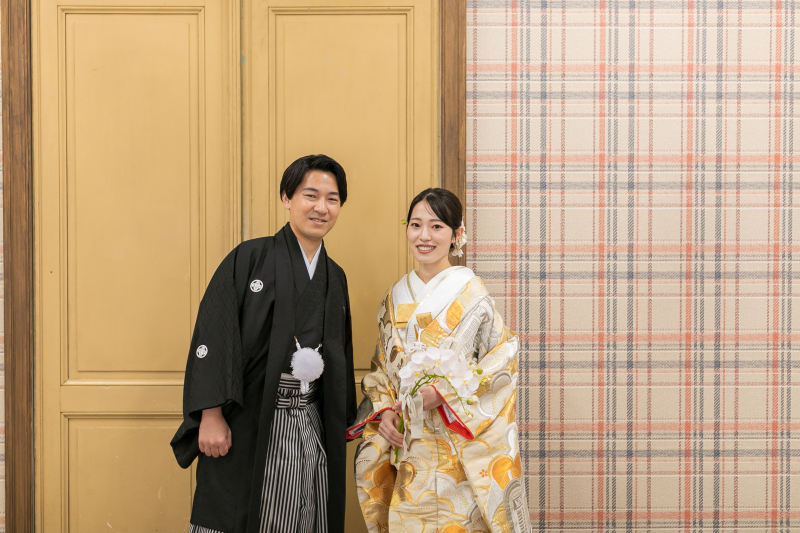 大きな扉とチェックの背景で