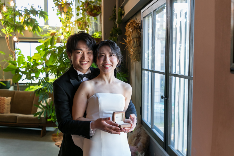 最後は二人で指輪ケースと共に