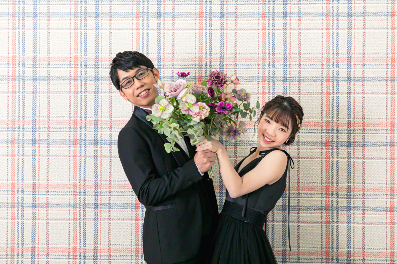 ブーケの影から素敵な笑顔