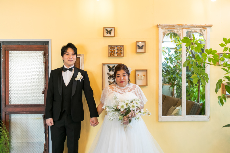 手を繋いでラフな感じ