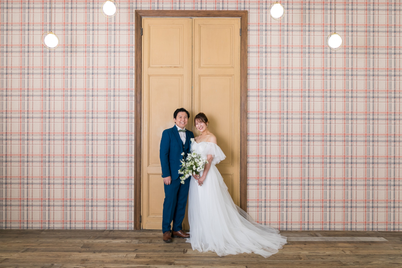 大きな扉の前で