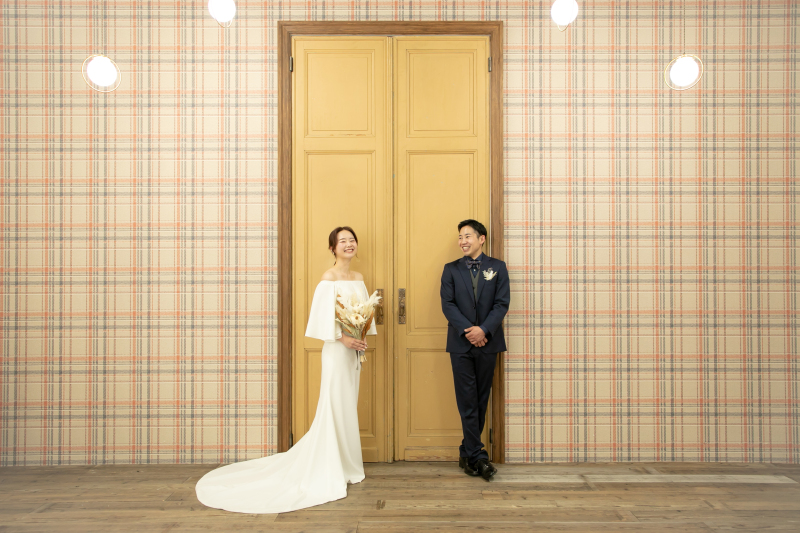 大きな扉の前で